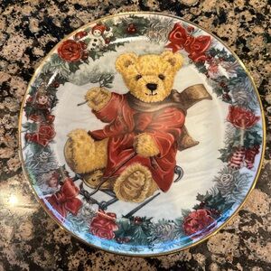 Franklin Mint Heirloom Collection Teddy’s Winter Wonderland decorative plate